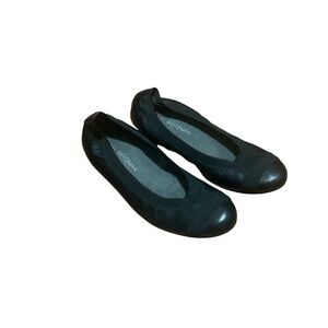 Stuart Weitzman Black Leather Ballet Flats Sz 7 Round Toe Stretch Slip-on